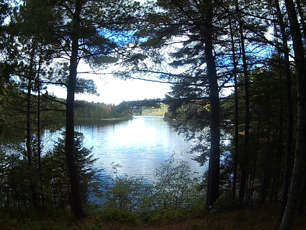 Lac paisible sous un ciel nuageux