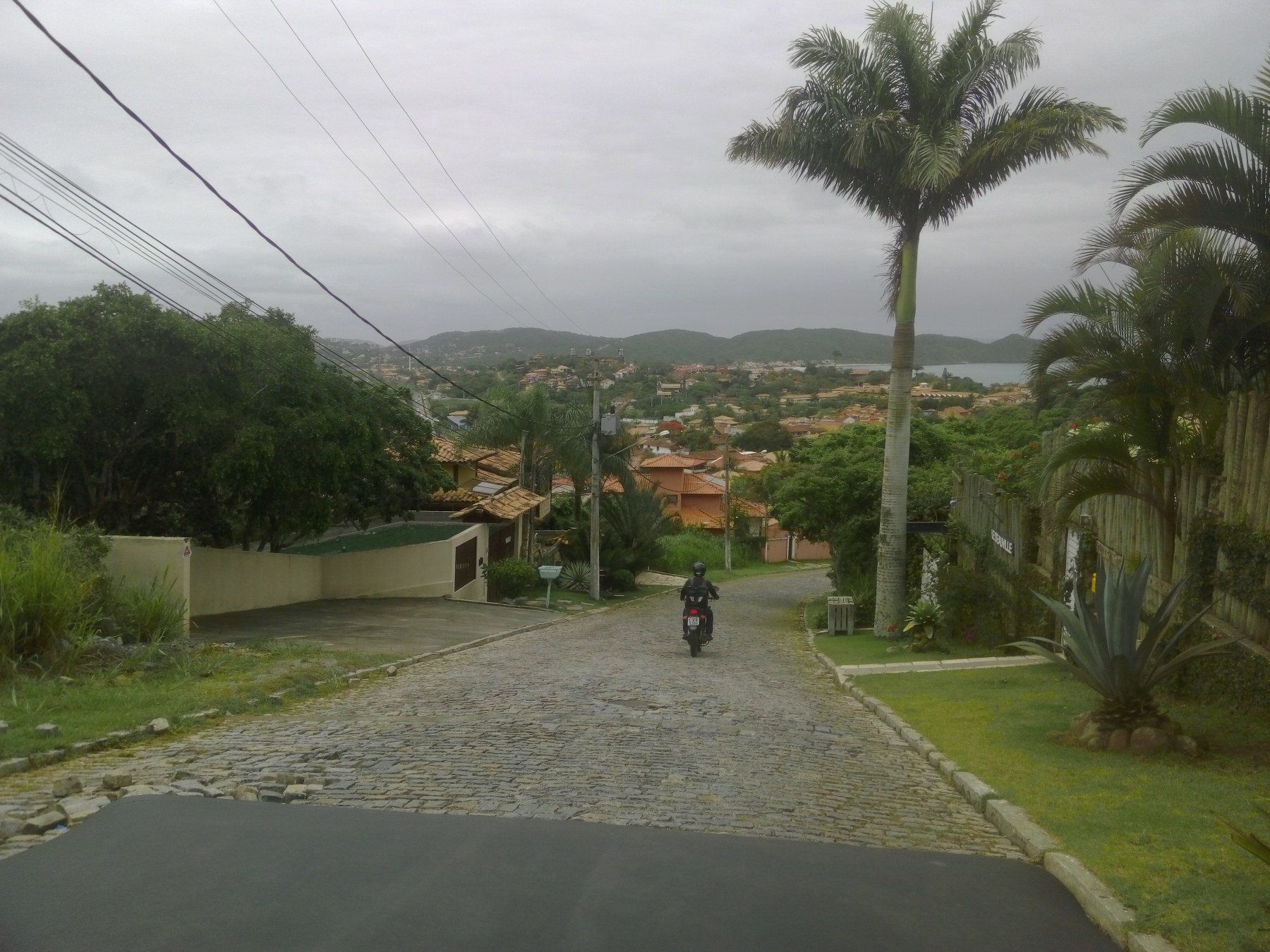 Vue sur Florianópolis depuis une rue pavée