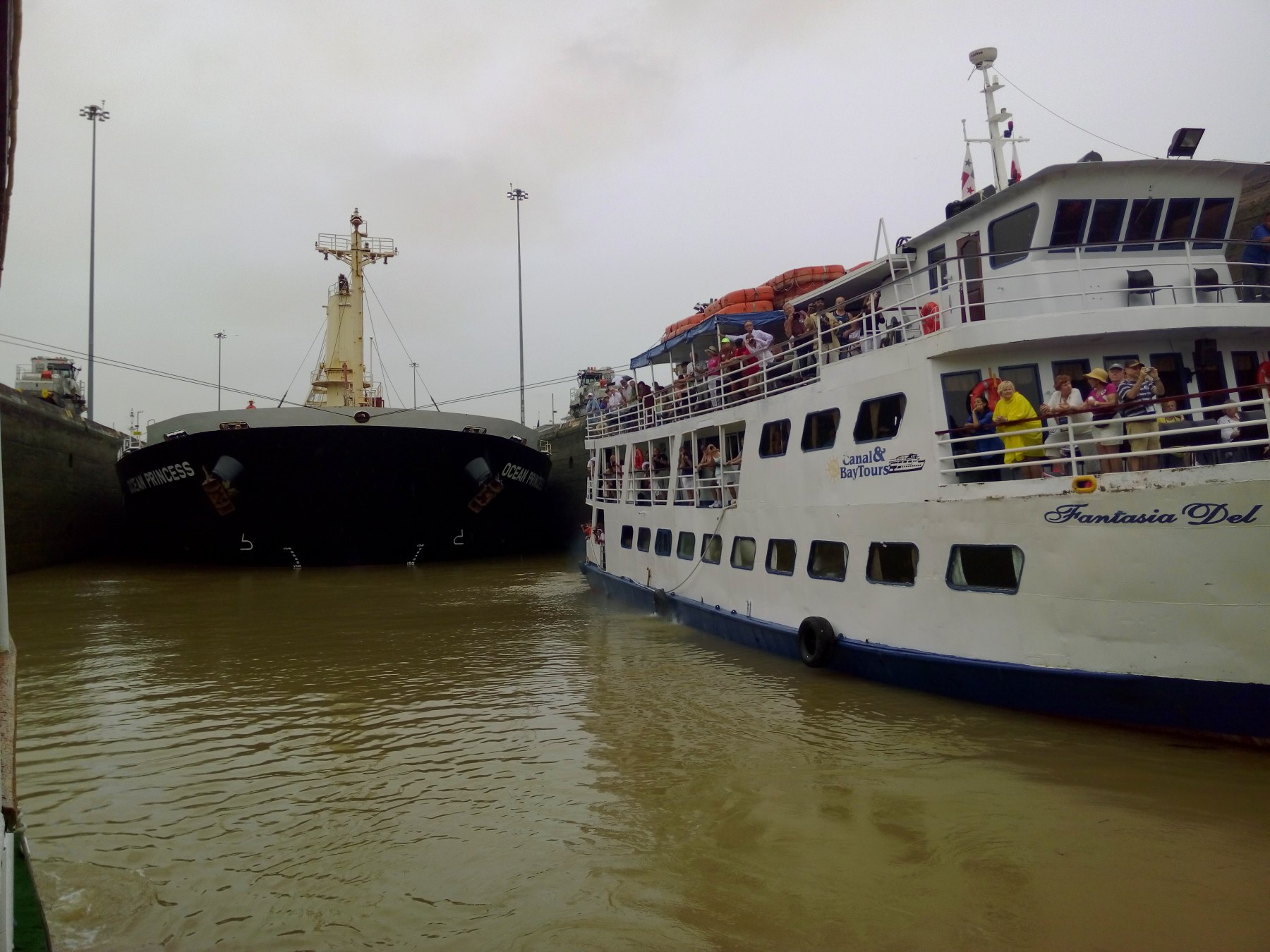 Fantasia Del dans le canal de Panama