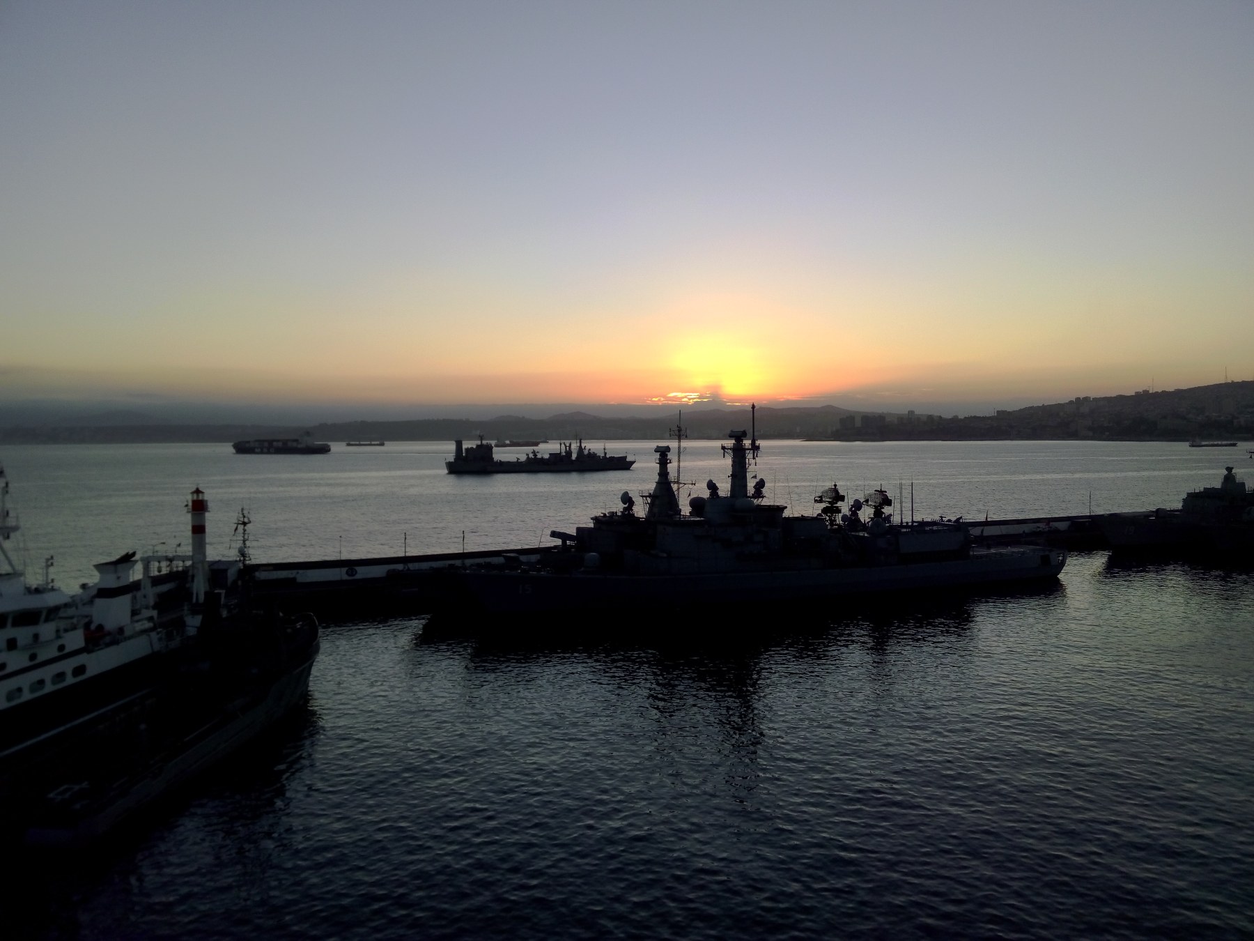 Coucher de soleil au port militaire de Valparaíso