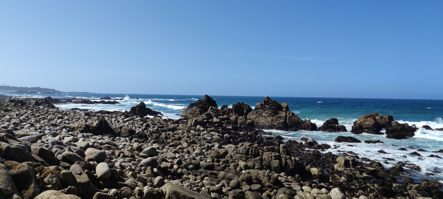 Plage de galets à Big Sur, Californie