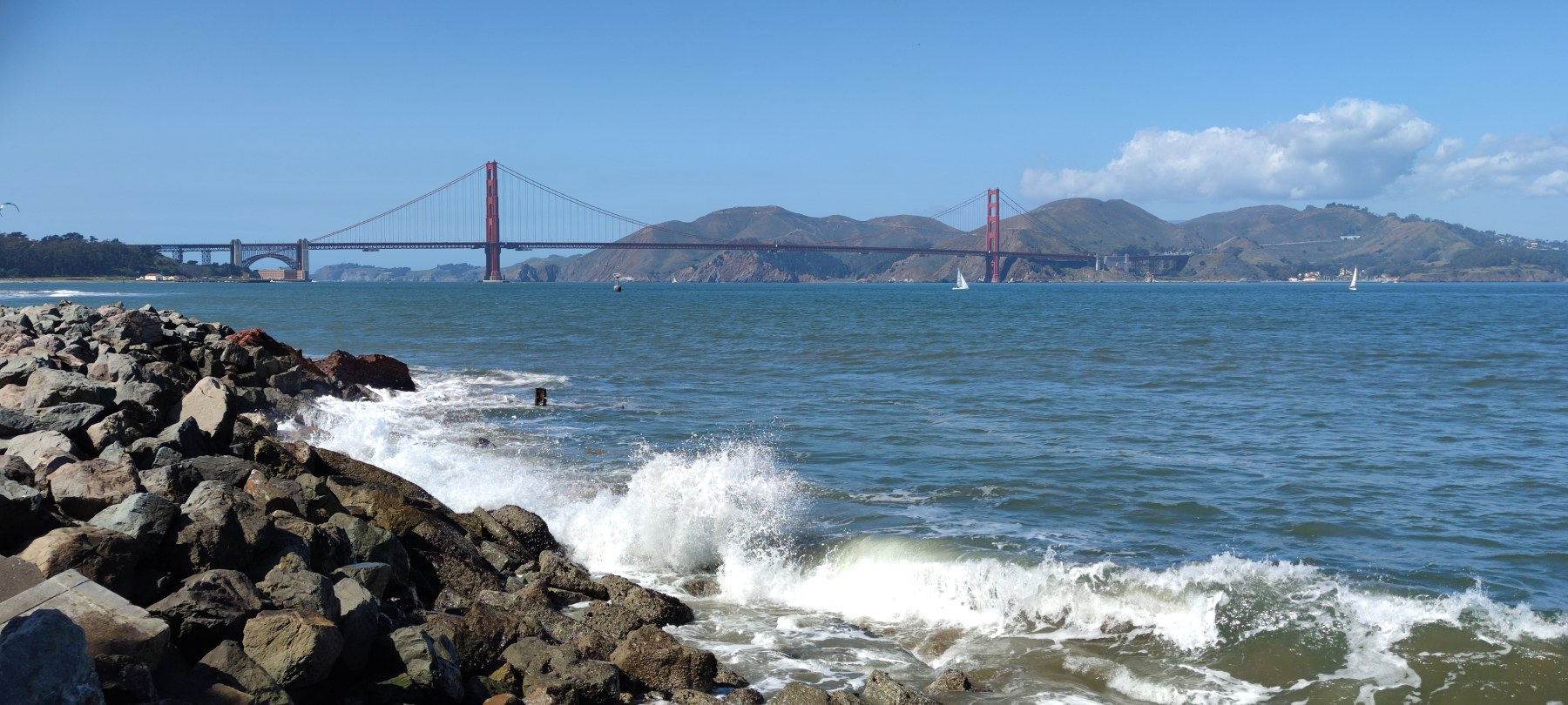 Vue du Golden Gate Bridge depuis Yacht Road, San Francisco