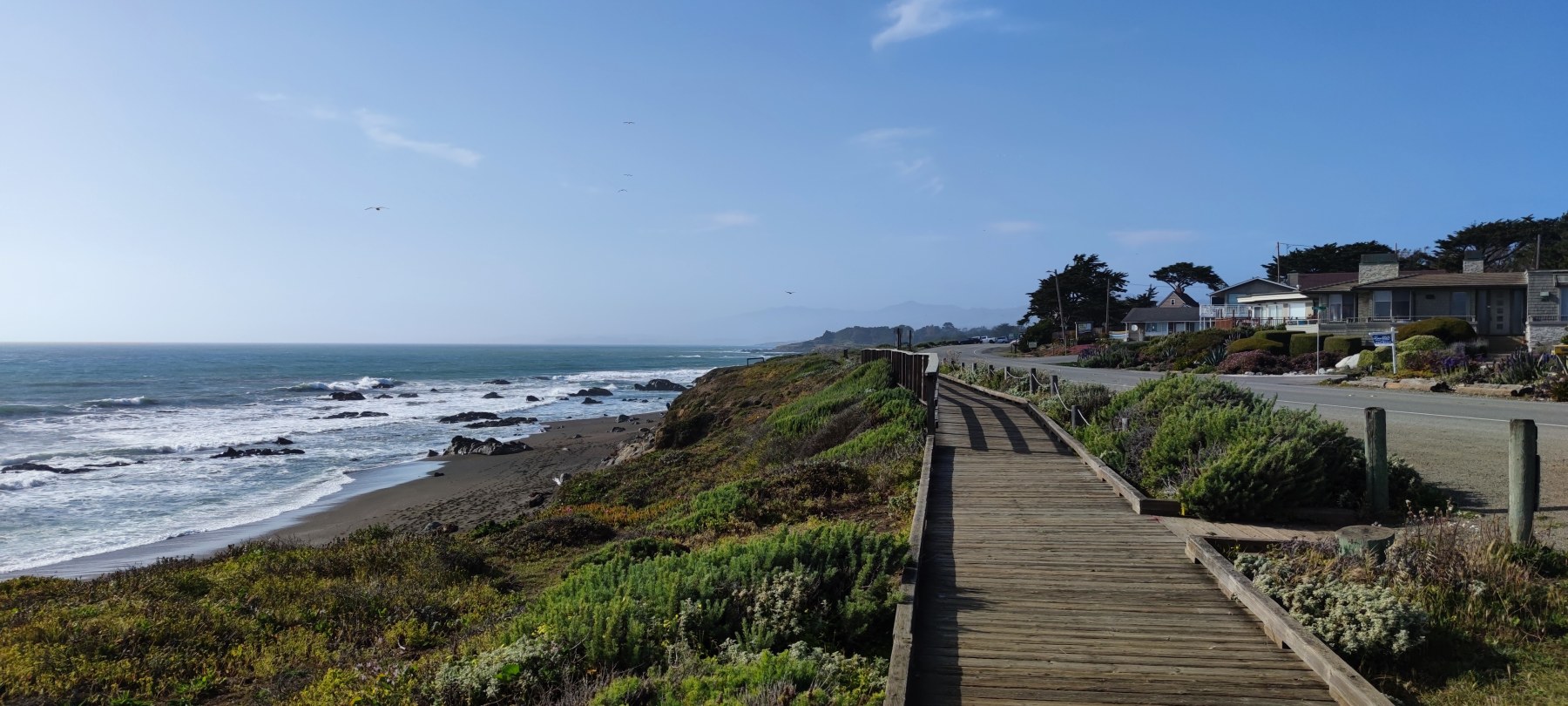 Promenade en bois à Big Sur, Californie