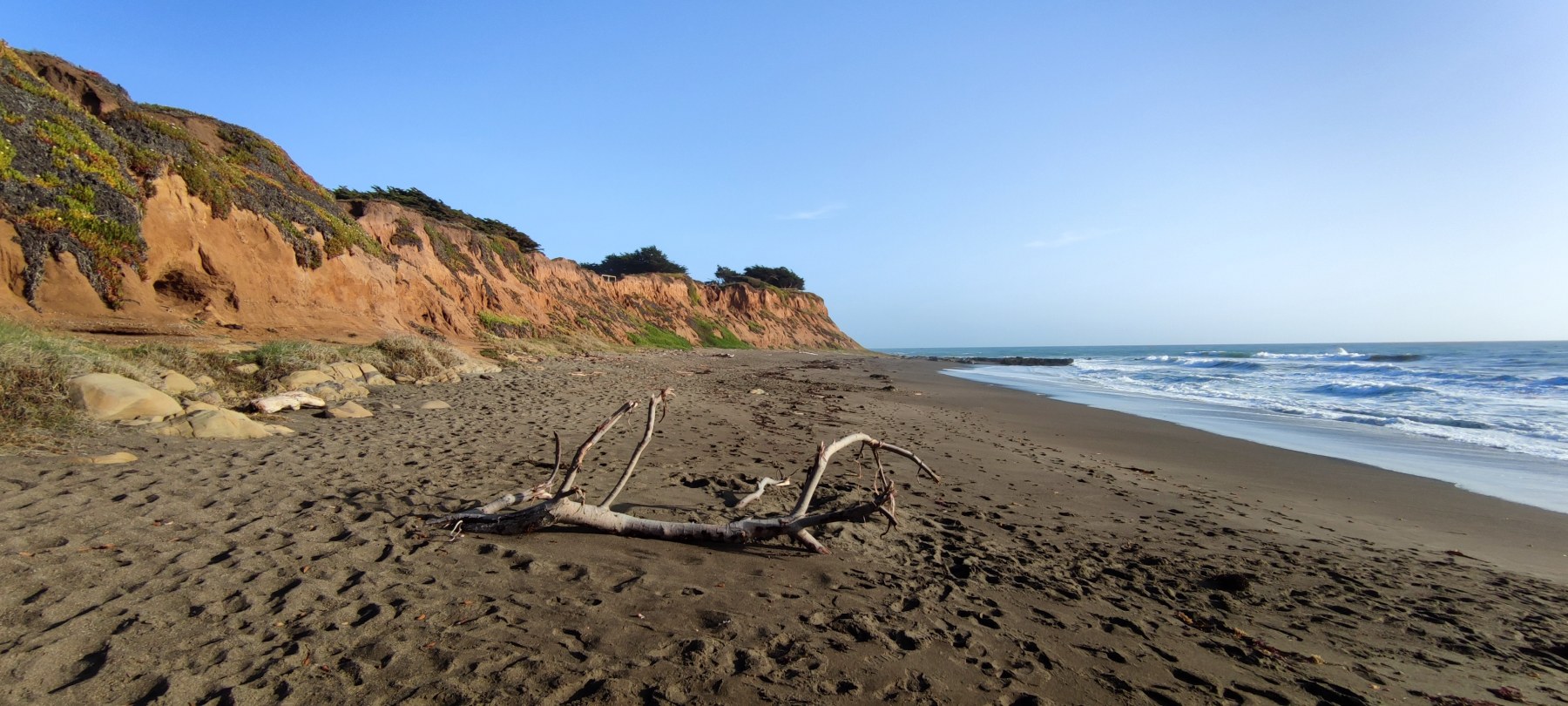 Plage de sable noir en Californie