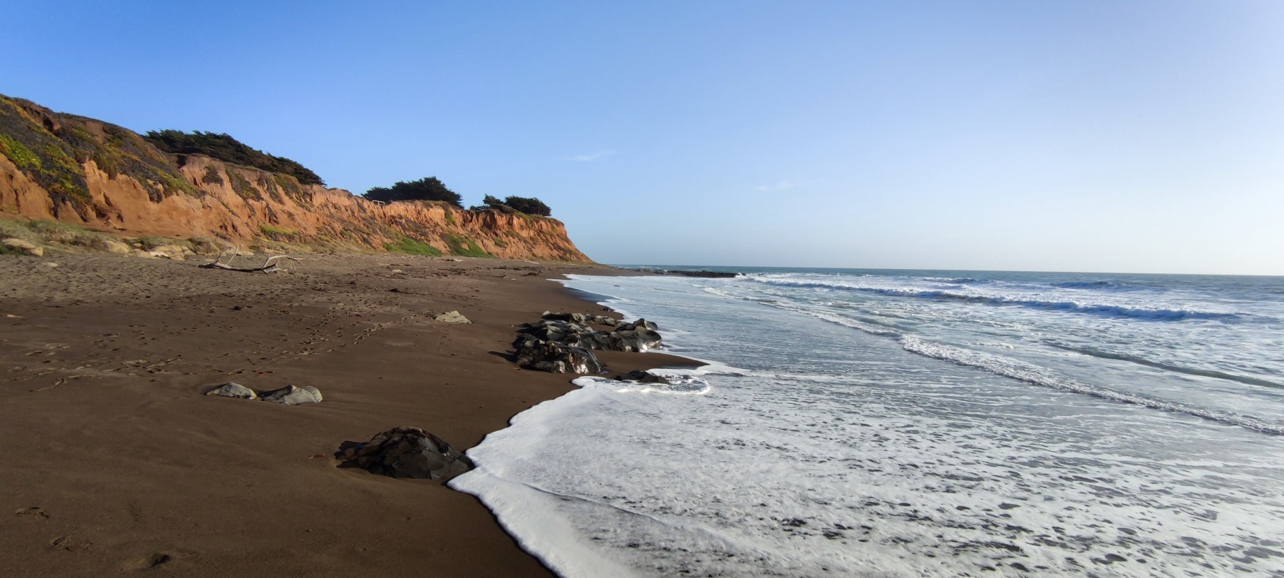 Plage de sable noir en Californie