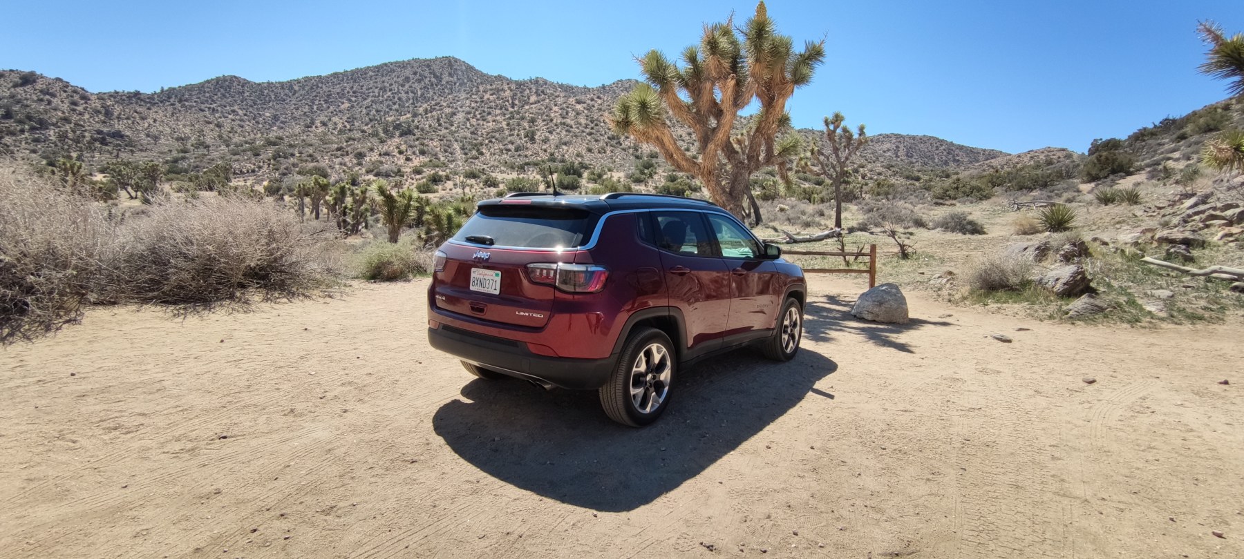 SUV au bord du désert de Joshua Tree
