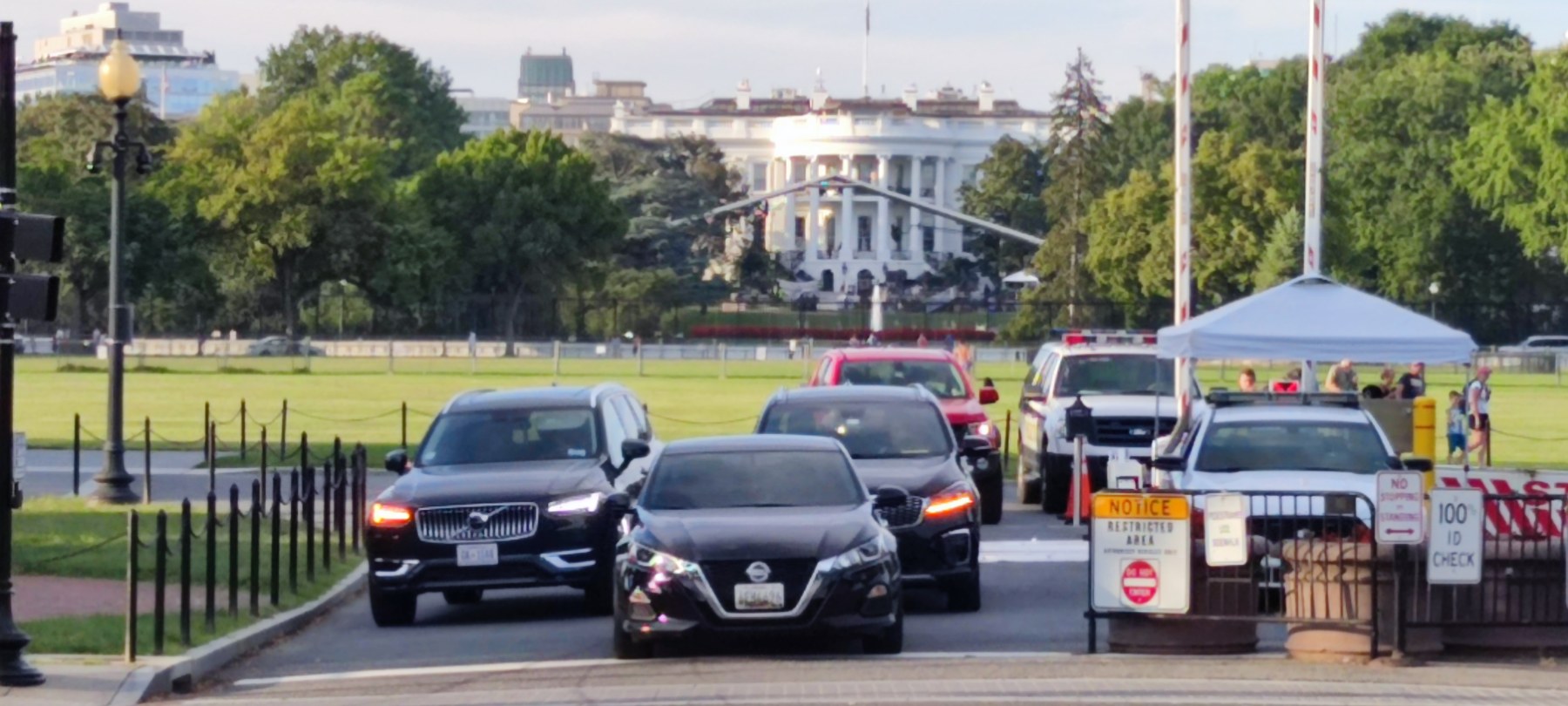 Voitures en file devant la Maison Blanche, Washington DC