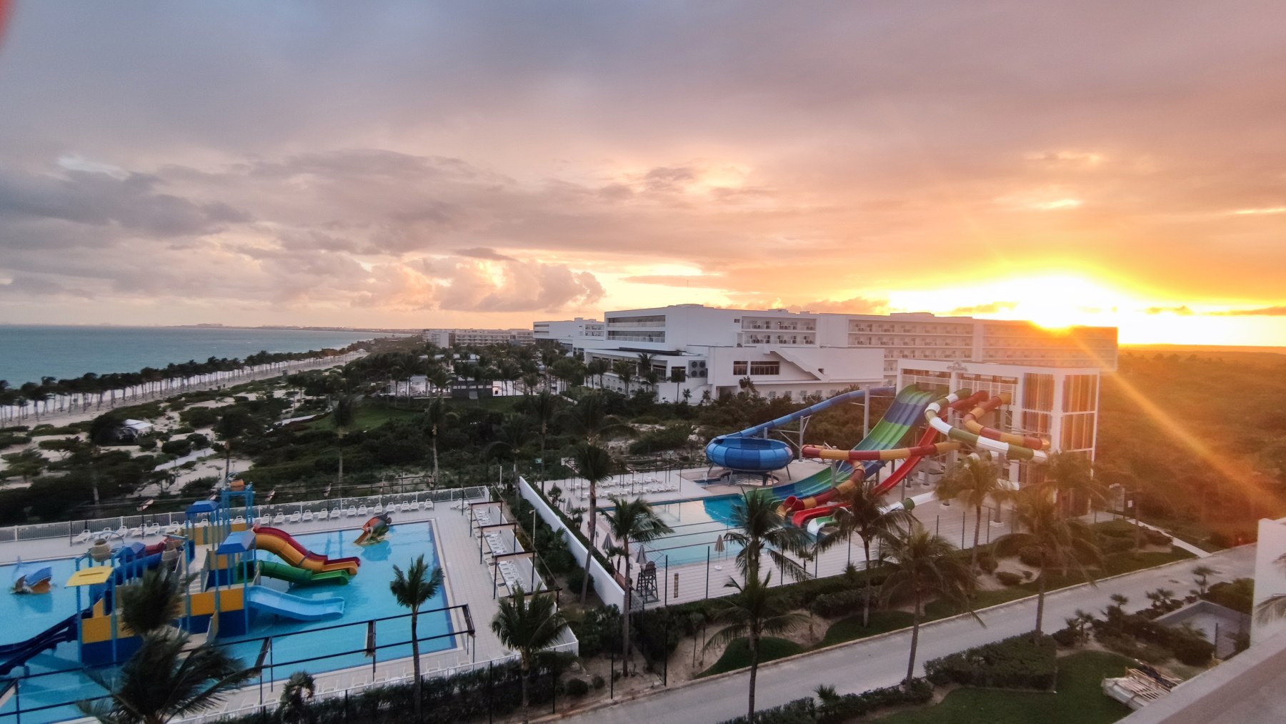 Key Largo, Floride, États-Unis - Coucher de soleil sur le complexe aquatique
