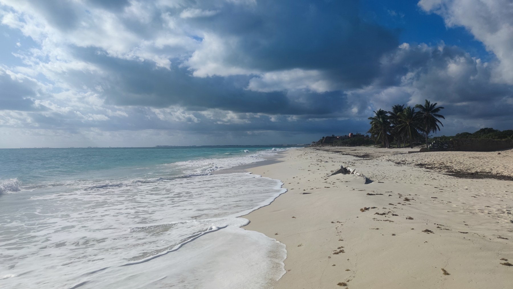 Golfe du Mexique, Mexique - Plage de Tulum sous un ciel dramatique