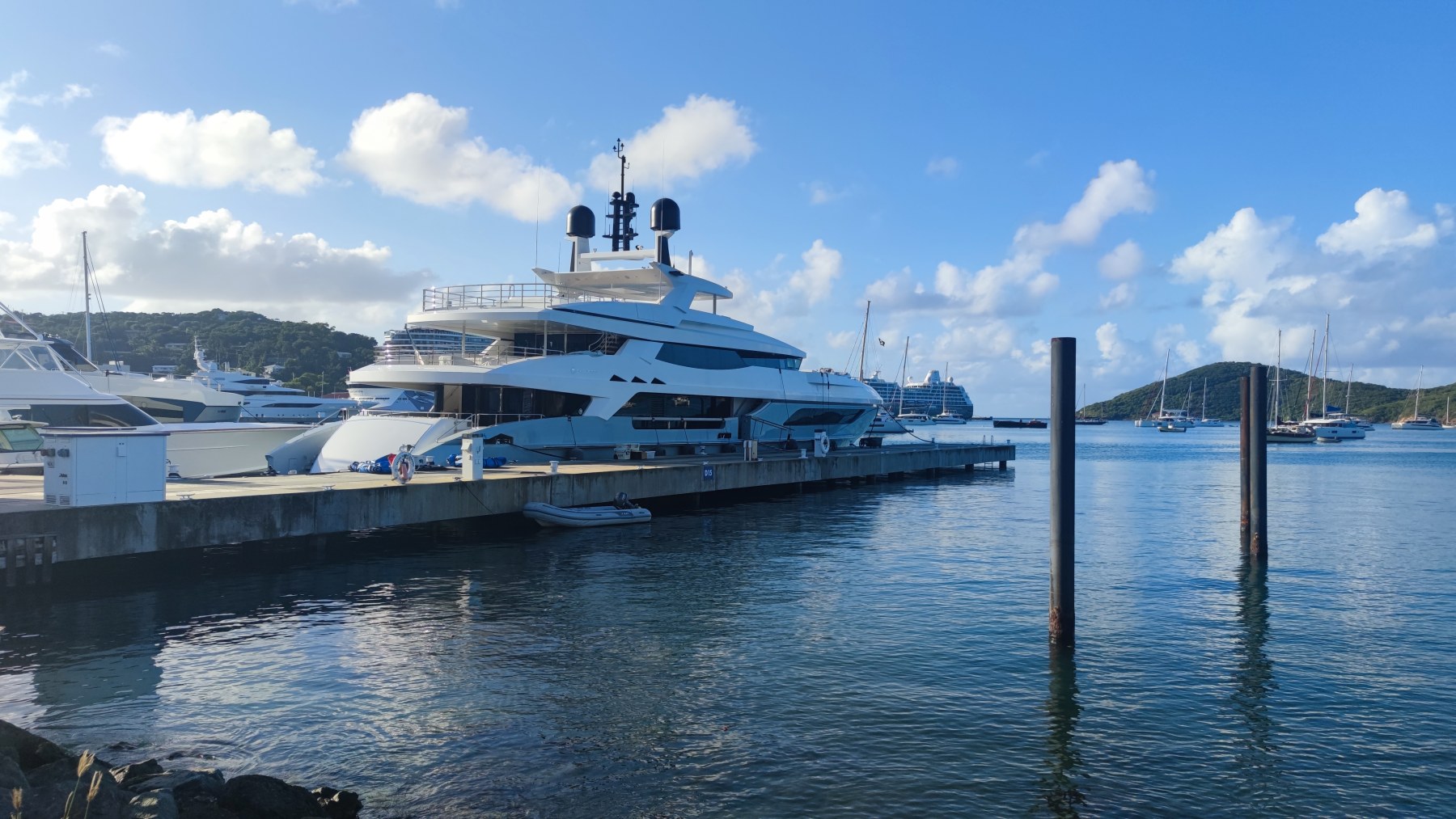 Yacht luxueux au port de Saint-Martin