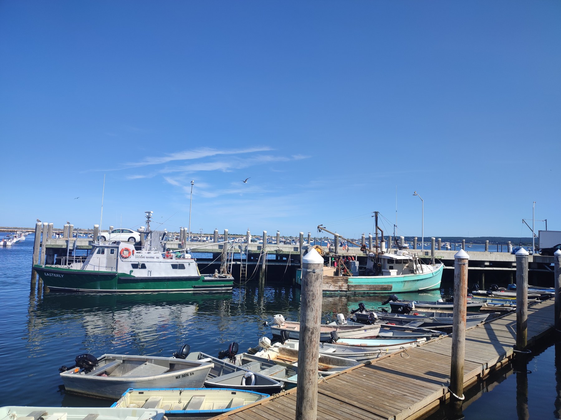 Port de pêche sous un ciel bleu