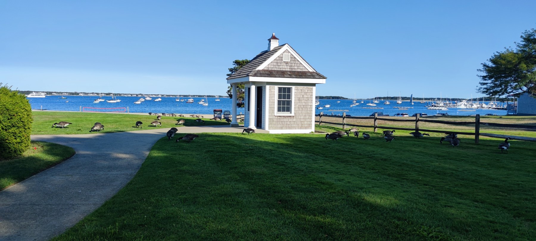 Petit pavillon au bord de l'eau