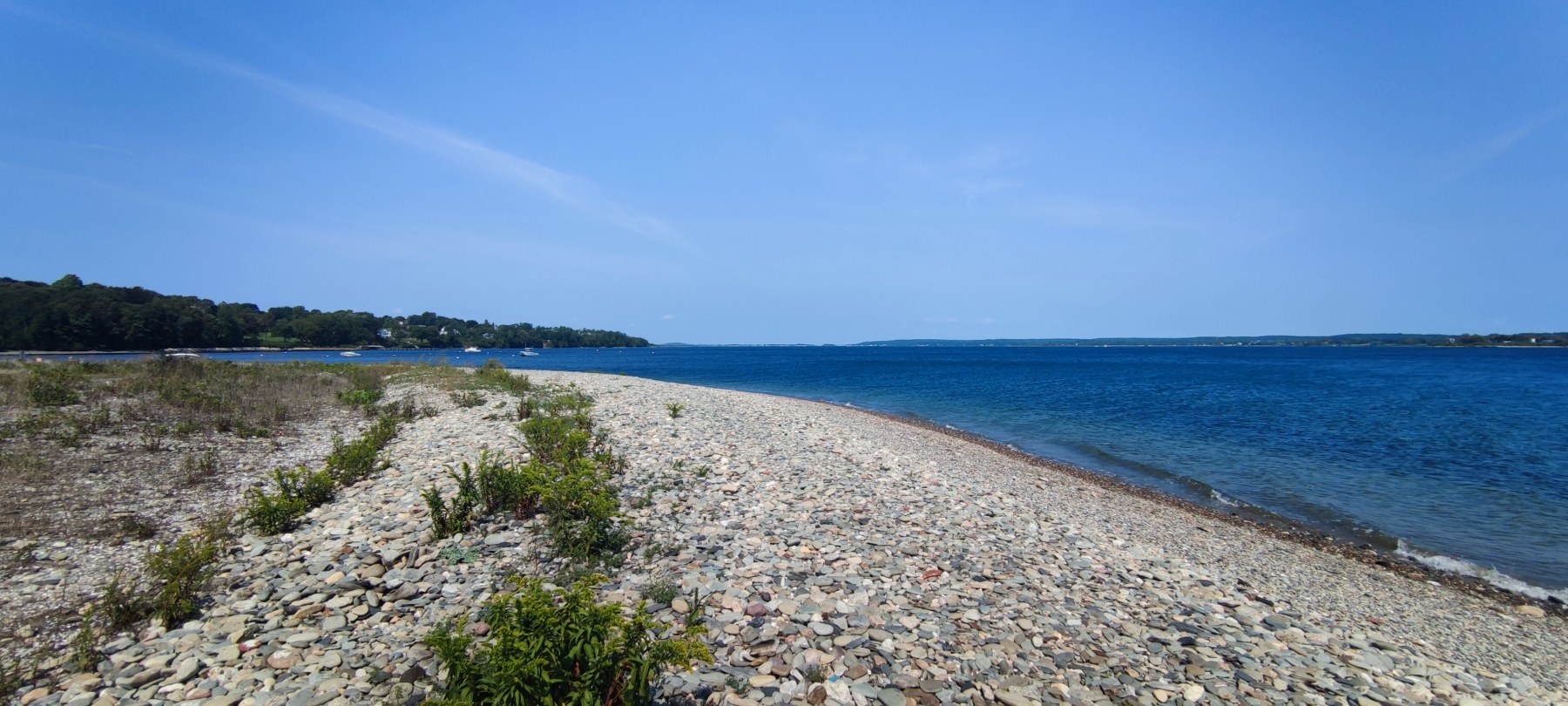 Plage de galets au bord du lac