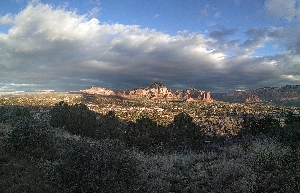USA - Sedona, Arizona : Ciel nuageux et montagnes