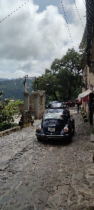 Mexique - Voiture noire sur rue pavée Taxco