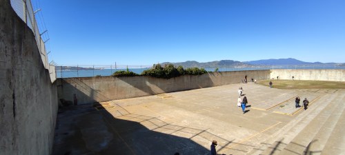 Cour de l'ancienne prison d'Alcatraz, San Francisco Cour de l'ancienne prison d'Alcatraz, San Francisco