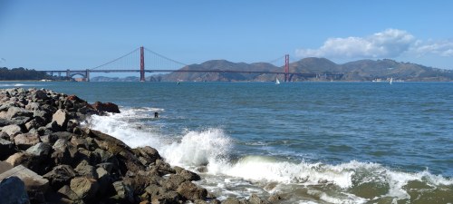 Vue du Golden Gate Bridge depuis Yacht Road, San Francisco Vue du Golden Gate Bridge depuis Yacht Road, San Francisco