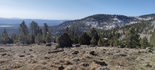 Vue sur les monts enneigés près de Lake Tahoe Vue sur les monts enneigés près de Lake Tahoe