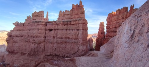 Sentier entre les hoodoos de Bryce Canyon Sentier entre les hoodoos de Bryce Canyon