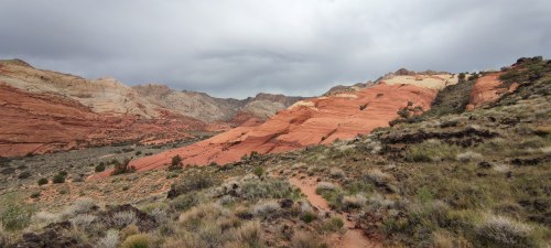 Chemin dans les roches rouges de Nevada Chemin dans les roches rouges de Nevada