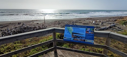 Plage de Californie, vue depuis un sentier Plage de Californie, vue depuis un sentier