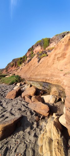 Plage de sable et falaises rouges, Californie Plage de sable et falaises rouges, Californie