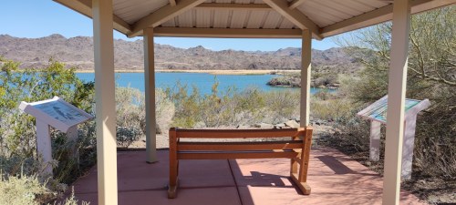 Kiosque sur la rivière Colorado, Arizona Kiosque sur la rivière Colorado, Arizona