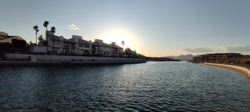 Canal de Lake Havasu City au coucher du soleil Canal de Lake Havasu City au coucher du soleil
