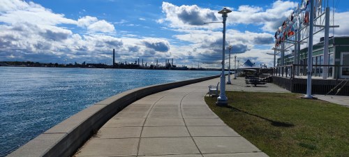 Promenade du quai de Detroit Promenade du quai de Detroit
