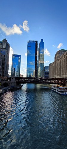 Chicago River avec les gratte-ciel Chicago River avec les gratte-ciel