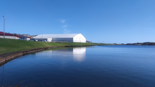 Dùn Eilean, Écosse – Bâtiment blanc au bord de l’eau Dùn Eilean, Écosse – Bâtiment blanc au bord de l’eau
