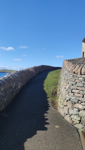 Route côtière à Stornoway, Écosse Route côtière à Stornoway, Écosse