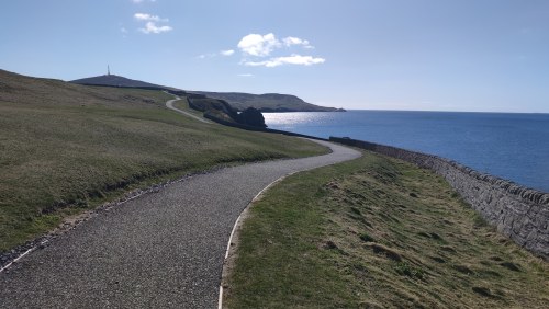 Route côtière à Portree, Écosse Route côtière à Portree, Écosse