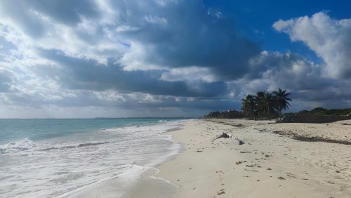 Boulevard Costa Mujeres, Isla Mujeres - Plage de Tulum sous ciel dramatique