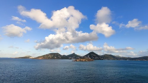 Vue de Saint-Martin depuis la mer