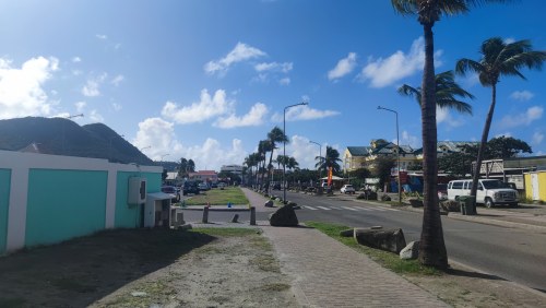 Vue de la route principale de Saint-Martin