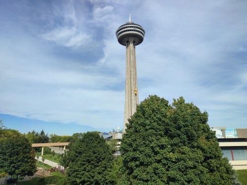 Niagara Falls, Ontario, Canada - Vue du CN Tower à Toronto Niagara Falls, Ontario, Canada - Vue du CN Tower à Toronto