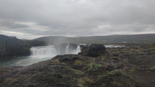 Cascade islandaise sous nuages Cascade islandaise sous nuages