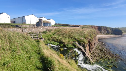 Distillerie sur les falaises d'Orkney Distillerie sur les falaises d'Orkney