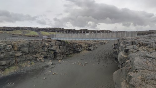 Pont sur les falaises de lave Pont sur les falaises de lave