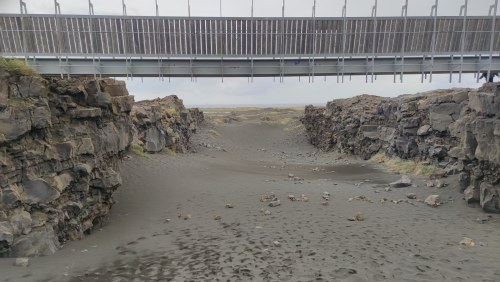 Pont sur le lit d'un fleuve islandais Pont sur le lit d'un fleuve islandais