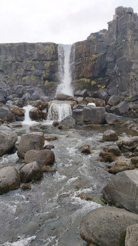 Cascade dans les fjords islandais Cascade dans les fjords islandais