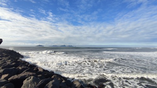 Côte islandaise sous un ciel bleu Côte islandaise sous un ciel bleu