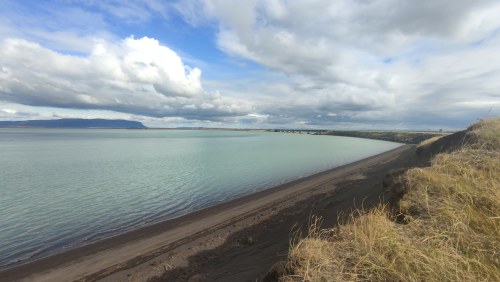 Plage noire et lac turquoise en Islande Plage noire et lac turquoise en Islande